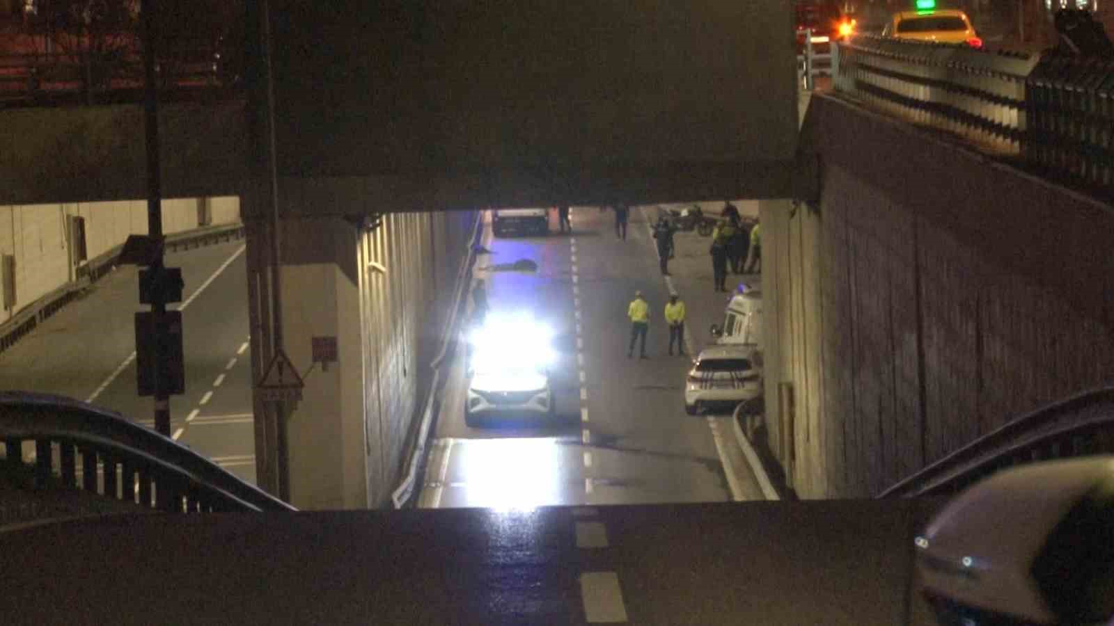 besiktasta-alt-gecitte-kontrolden-cikan-motosiklet-kaza-yapti-1-olu-1-yarali