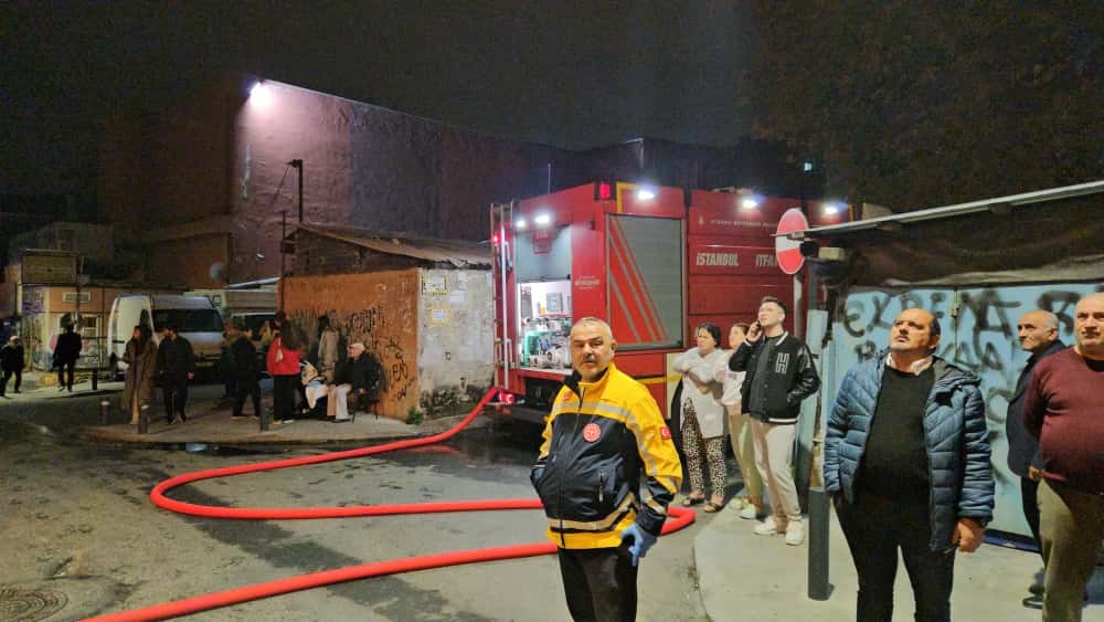 beyoglunda-4-katli-binanin-catisi-alev-alev-yandi-vatandaslar-tahliye-edildi