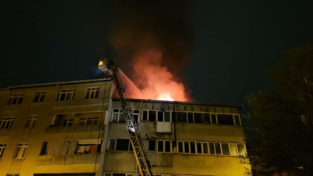 beyoglunda-4-katli-binanin-catisi-alev-alev-yandi-vatandaslar-tahliye-edildi