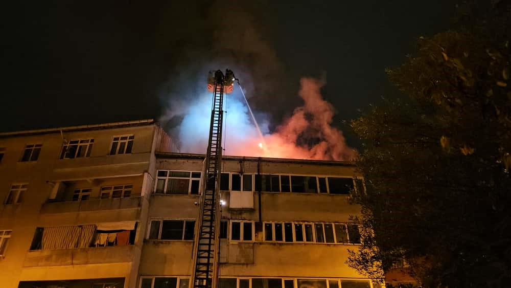 beyoglunda-4-katli-binanin-catisi-alev-alev-yandi-vatandaslar-tahliye-edildi