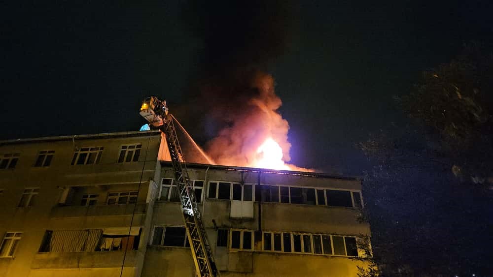 beyoglunda-4-katli-binanin-catisi-alev-alev-yandi-vatandaslar-tahliye-edildi