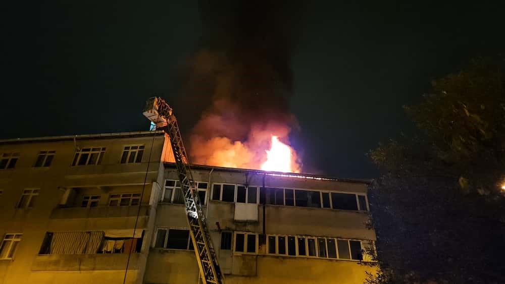 beyoglunda-4-katli-binanin-catisi-alev-alev-yandi-vatandaslar-tahliye-edildi