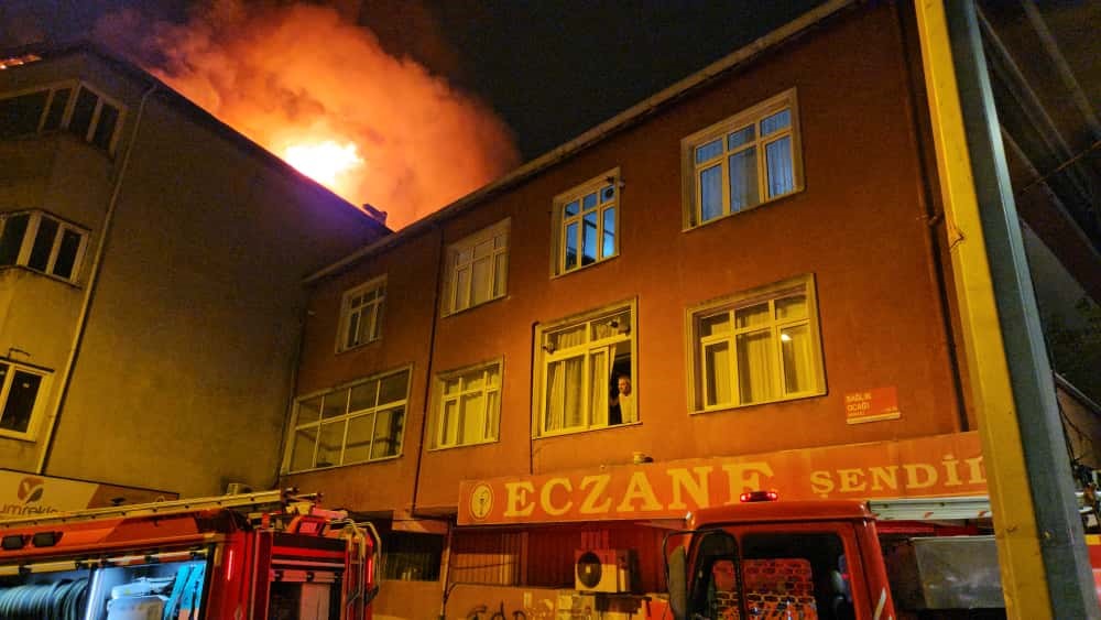 beyoglunda-4-katli-binanin-catisi-alev-alev-yandi-vatandaslar-tahliye-edildi