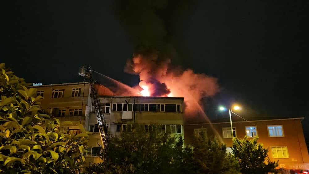 beyoglunda-4-katli-binanin-catisi-alev-alev-yandi-vatandaslar-tahliye-edildi