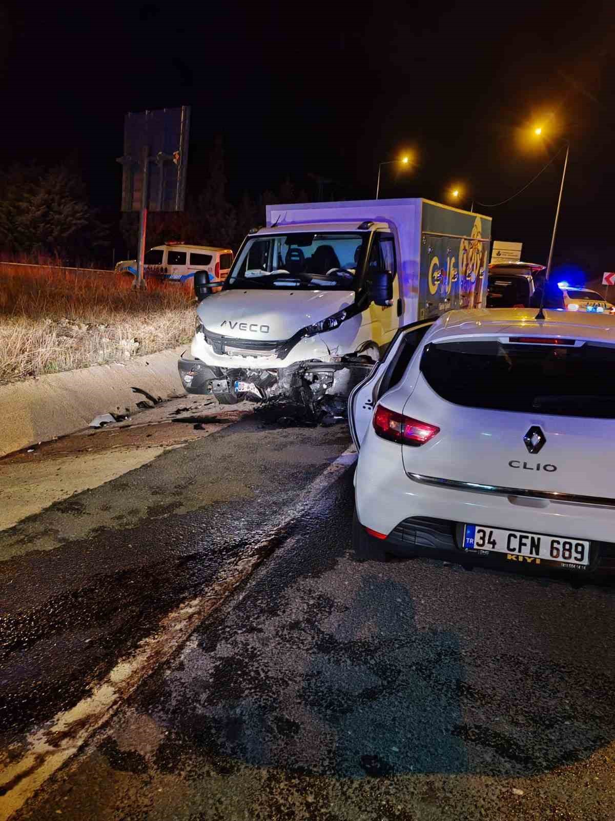 bilecikte-2-arac-kafa-kafaya-carpisti-2-yarali