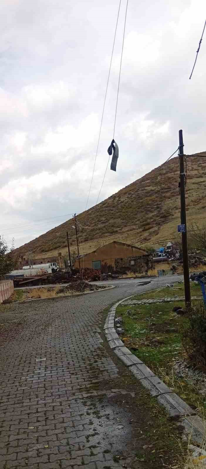 bingolde-firtina-catilari-ucurdu