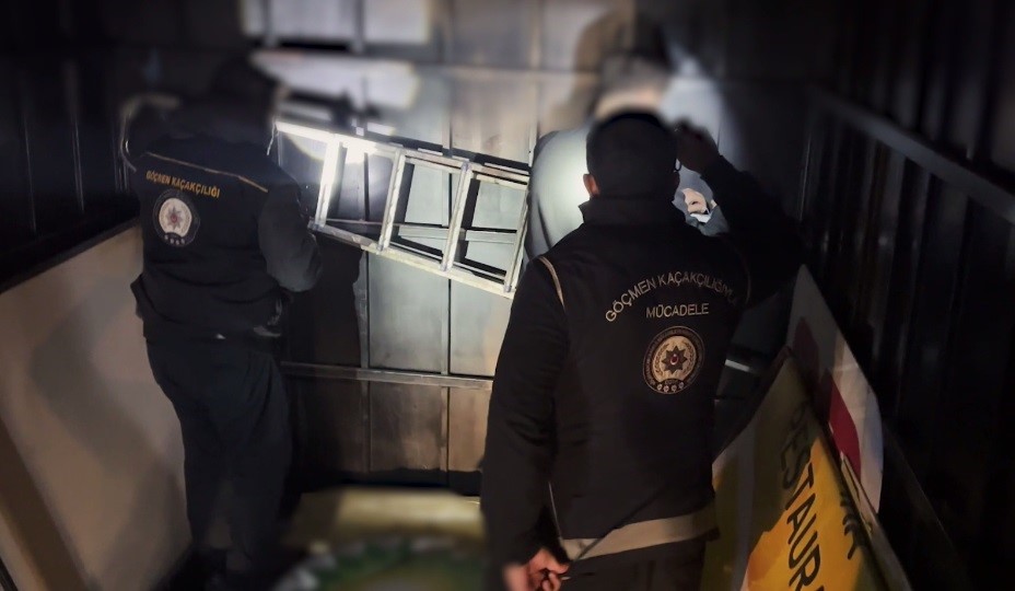 bitliste-12-duzensiz-gocmen-yakalandi-2-organizator-tutuklandi