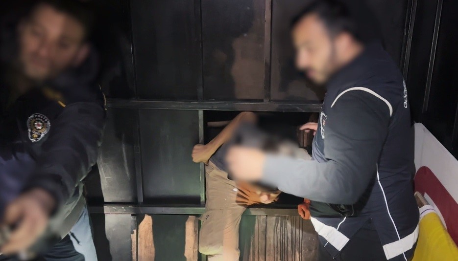 bitliste-12-duzensiz-gocmen-yakalandi-2-organizator-tutuklandi