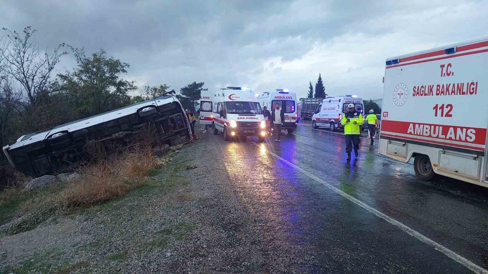 buldandan-izmire-donen-tur-otobusu-sarampole-yuvarlandi-2-olu-5-yarali