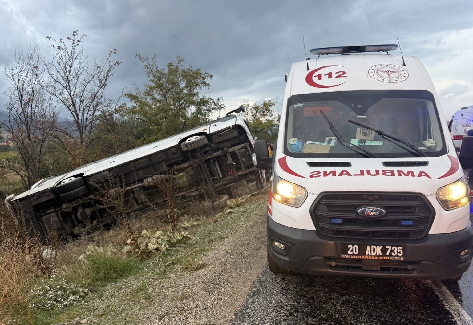 buldandan-izmire-donen-tur-otobusu-sarampole-yuvarlandi-2-olu-5-yarali