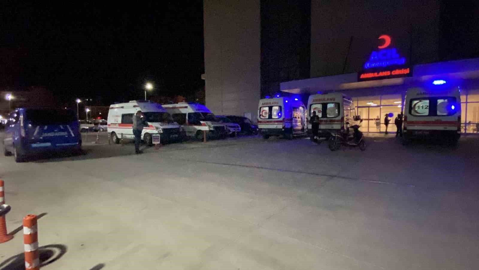 burdurda-jandarma-araci-ile-otomobil-carpisti-2si-jandarma-personeli-5-kisi-yaralandi