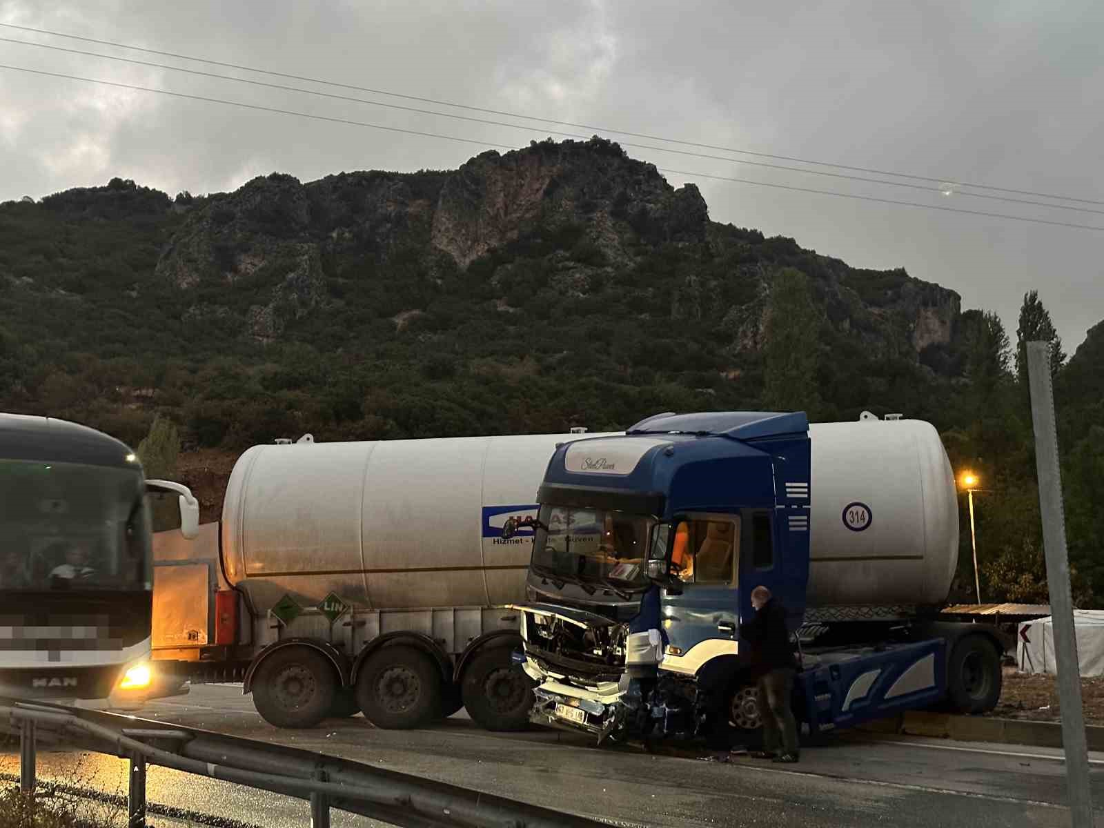 burdurda-makaslayan-tir-nedeniyle-yol-kapandi