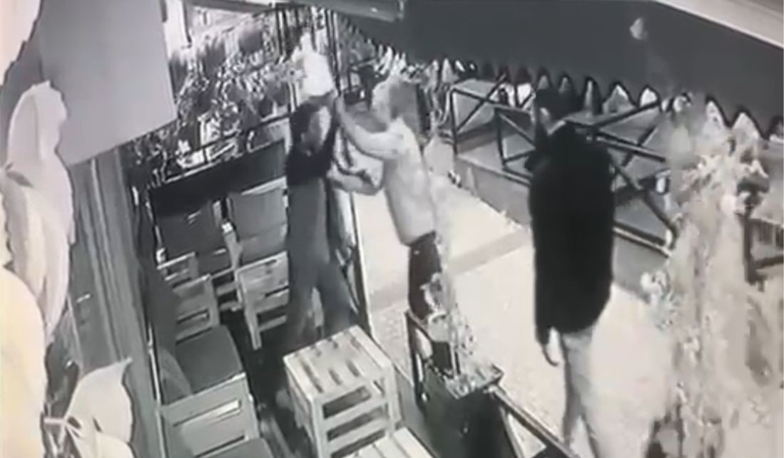 bursada-mekana-alinmayan-alkollu-sahis-dehset-sacti-4-yarali