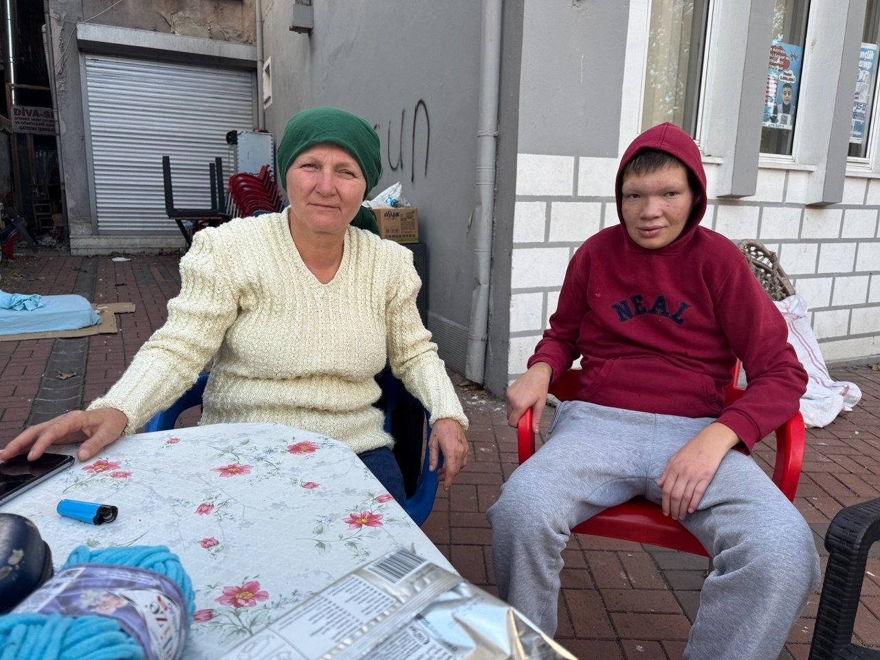 cam-kemik-hastasi-ogluna-akulu-arac-alabilmek-icin-orgu-oruyor