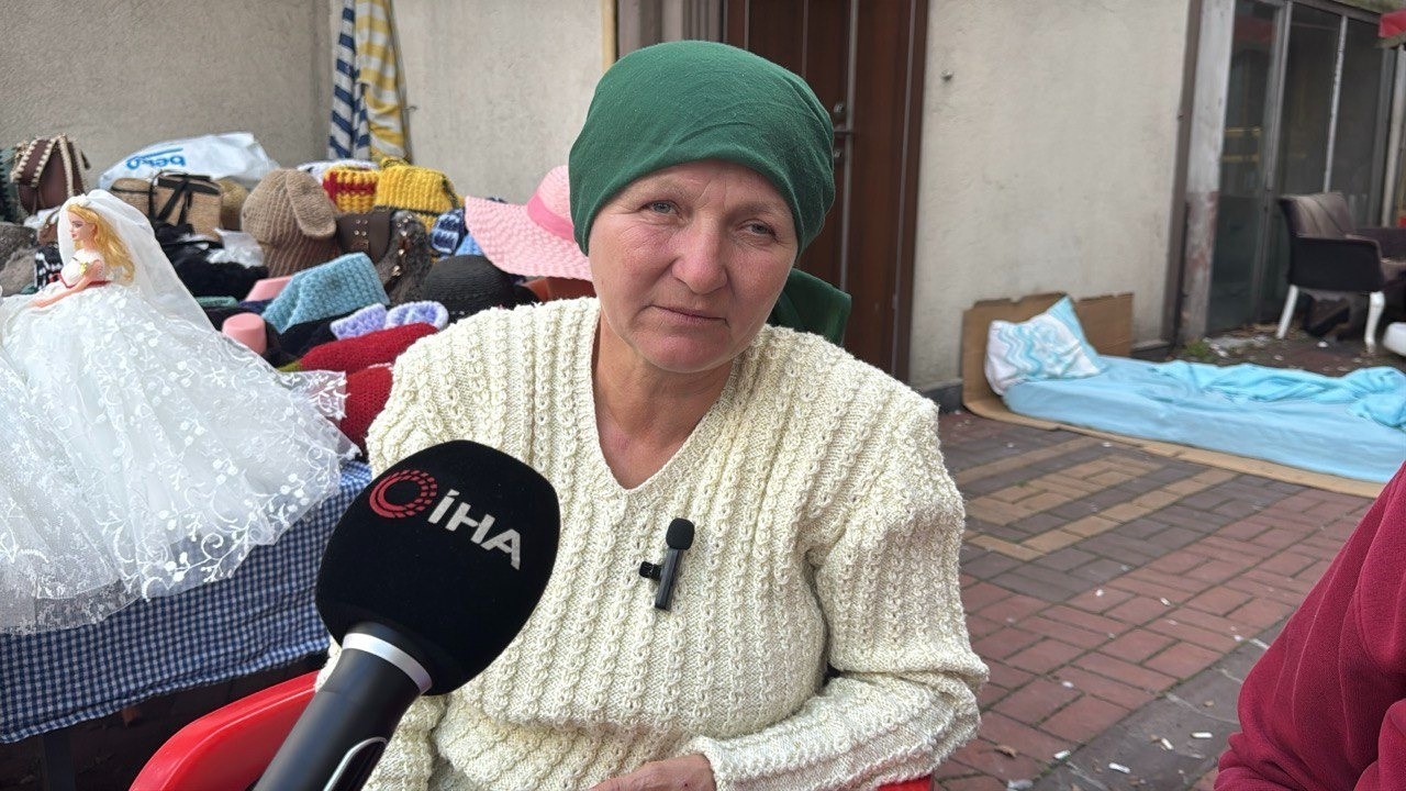 cam-kemik-hastasi-ogluna-akulu-arac-alabilmek-icin-orgu-oruyor