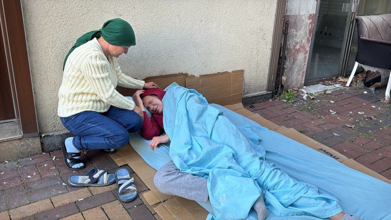 cam-kemik-hastasi-ogluna-akulu-arac-alabilmek-icin-orgu-oruyor