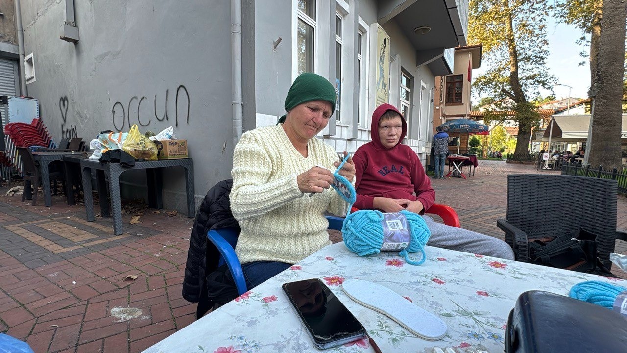 cam-kemik-hastasi-ogluna-akulu-arac-alabilmek-icin-orgu-oruyor