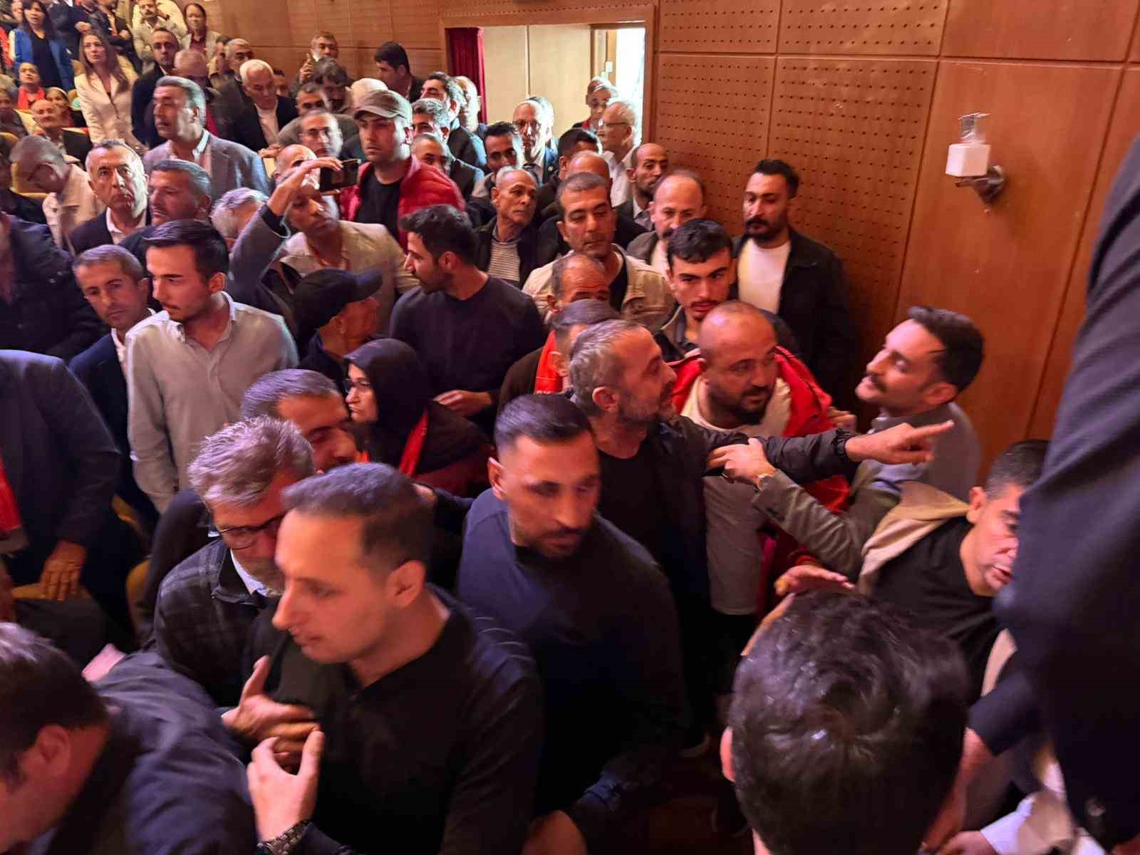 chp-il-kongresinde-yumruklar-havada-ucustu