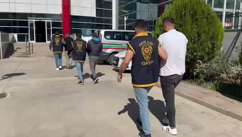 cinayet-davasi-esnasinda-silahla-adliye-onune-gelen-3-sahis-yakalandi