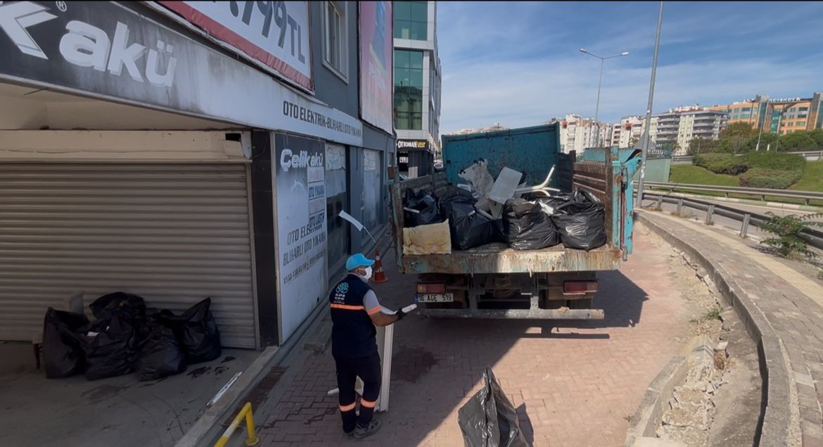 cop-eve-donen-daireden-2-kamyon-atik-cikti-belediye-ekipleri-soke-oldu