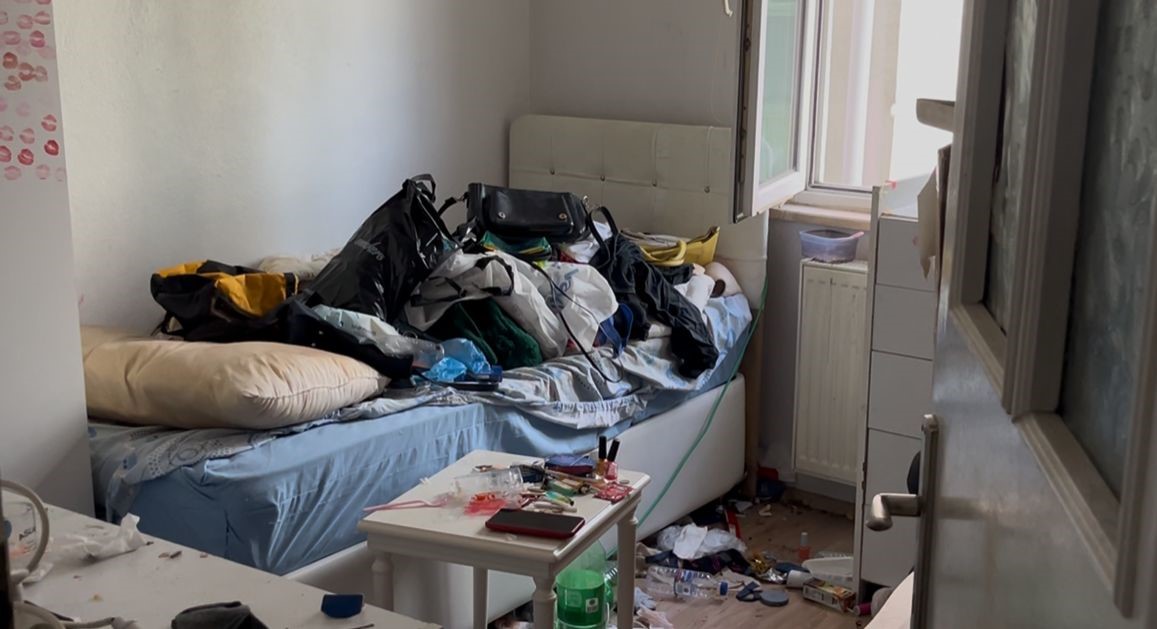 cop-eve-donen-daireden-2-kamyon-atik-cikti-belediye-ekipleri-soke-oldu