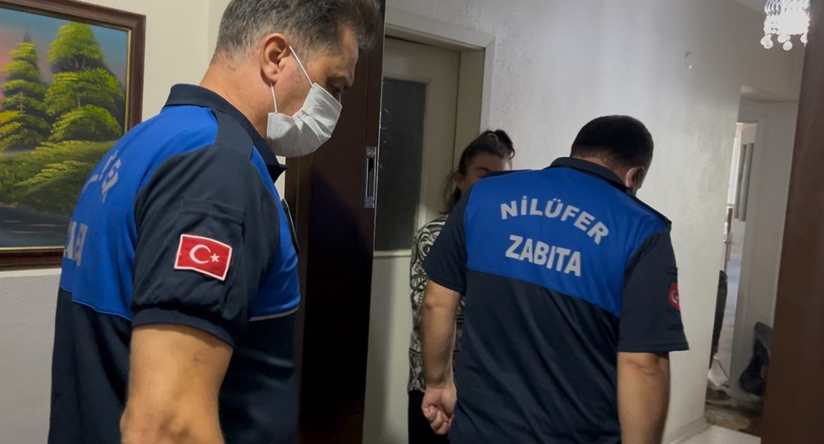 cop-eve-donen-daireden-2-kamyon-atik-cikti-belediye-ekipleri-soke-oldu