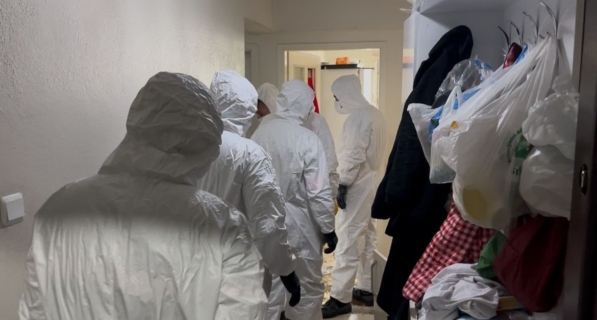 cop-eve-donen-daireden-2-kamyon-atik-cikti-belediye-ekipleri-soke-oldu