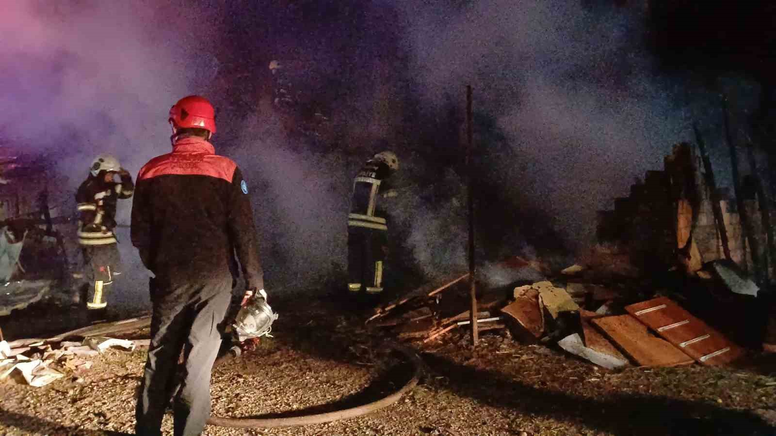 corumda-mustakil-ev-alev-alev-yandi-7-kisi-dumandan-etkilendi