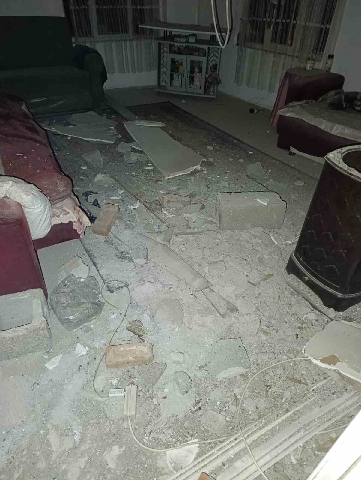 depremde-gordeste-bir-evin-tavani-coktu