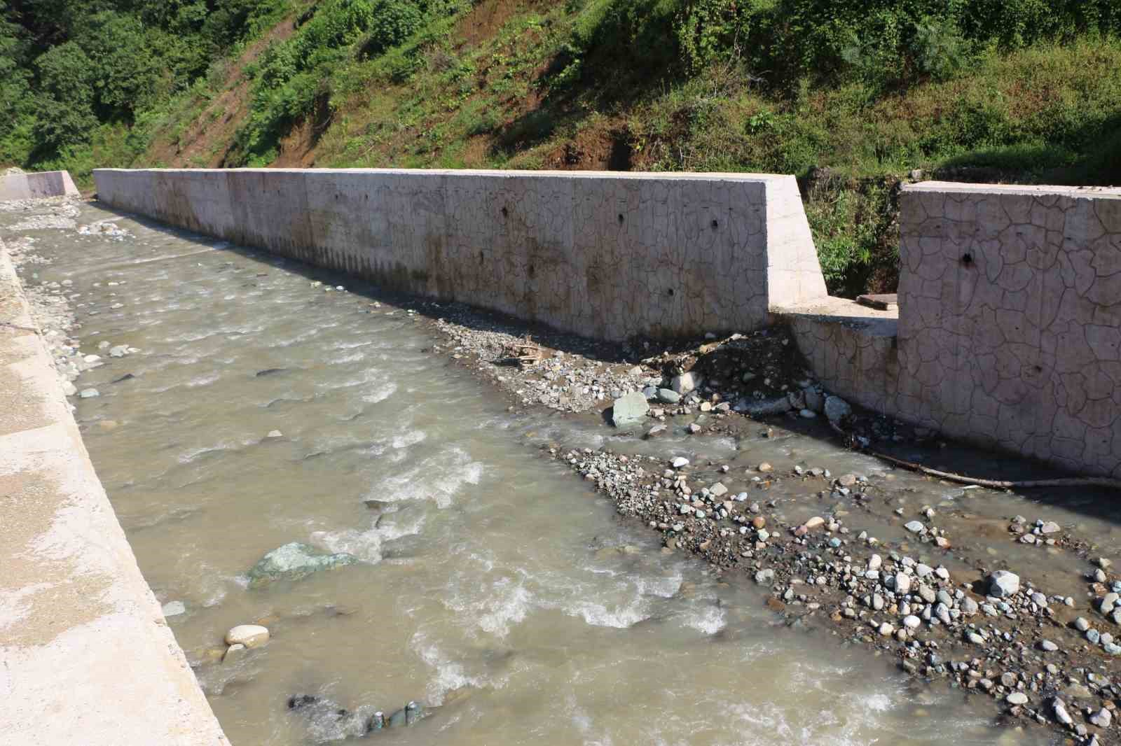 dere-islahi-nedeniyle-cayi-bahcede-kaldi