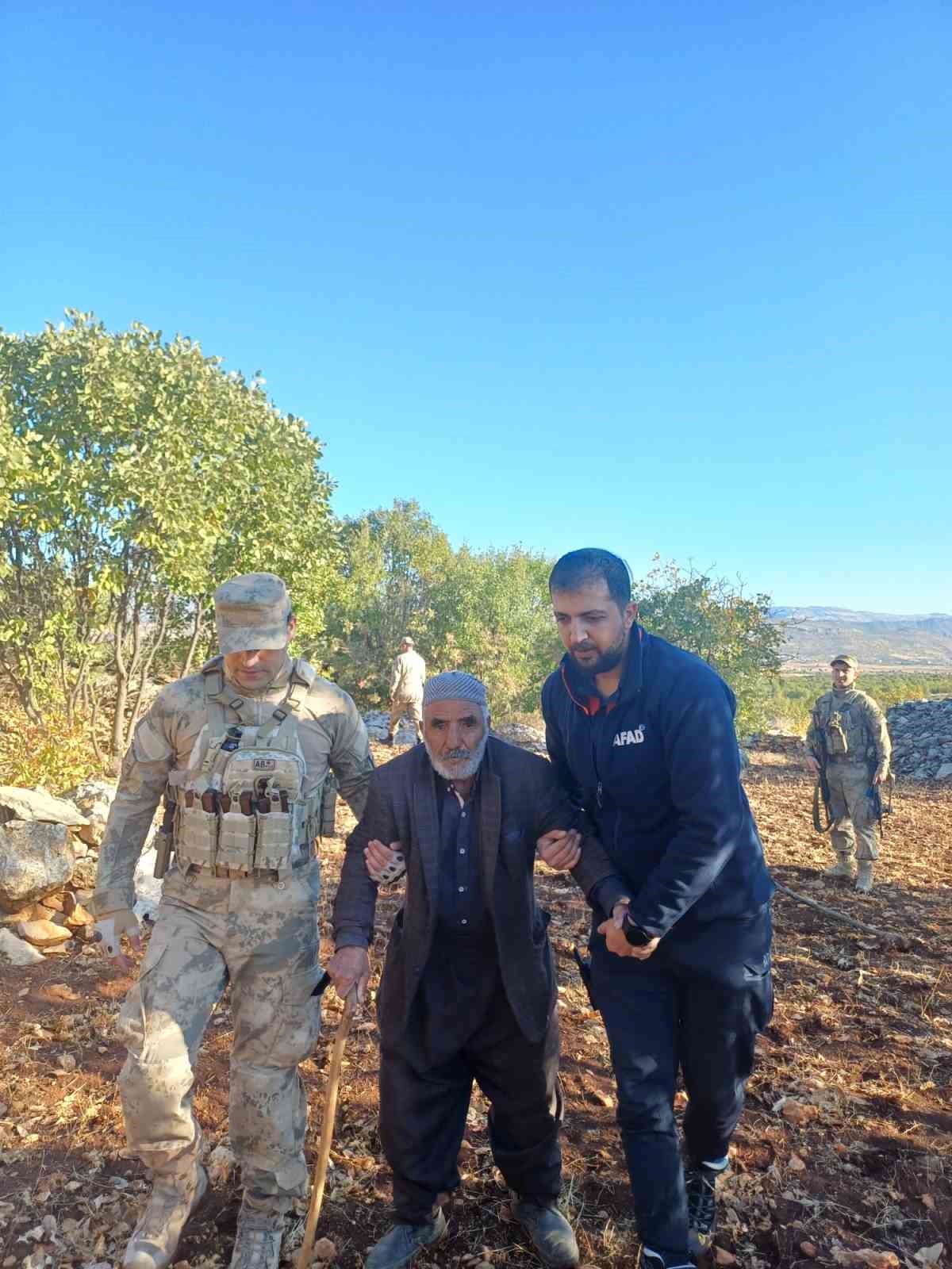 diyarbakirda-kendisinden-haber-alinamaya-alzaymir-hastasi-yasli-adam-cali-toplarken-bulundu