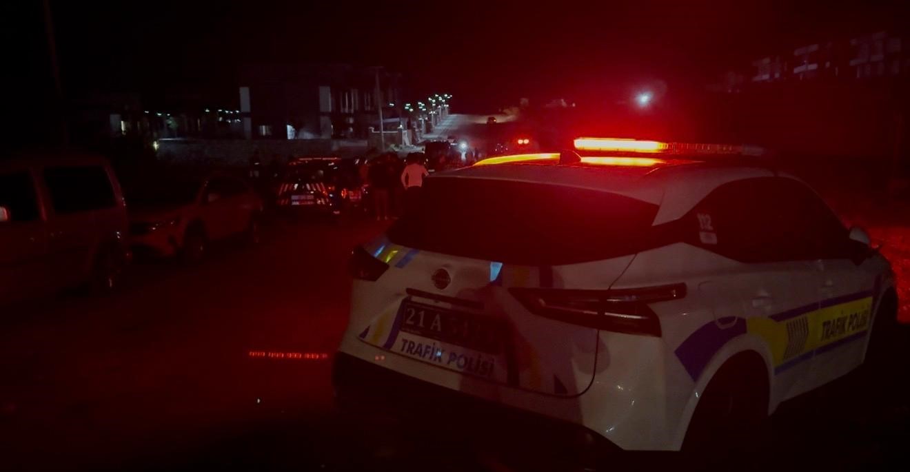 diyarbakirda-polisin-dur-ihtarina-uymayan-arac-faciaya-davetiye-cikardi-7-yarali