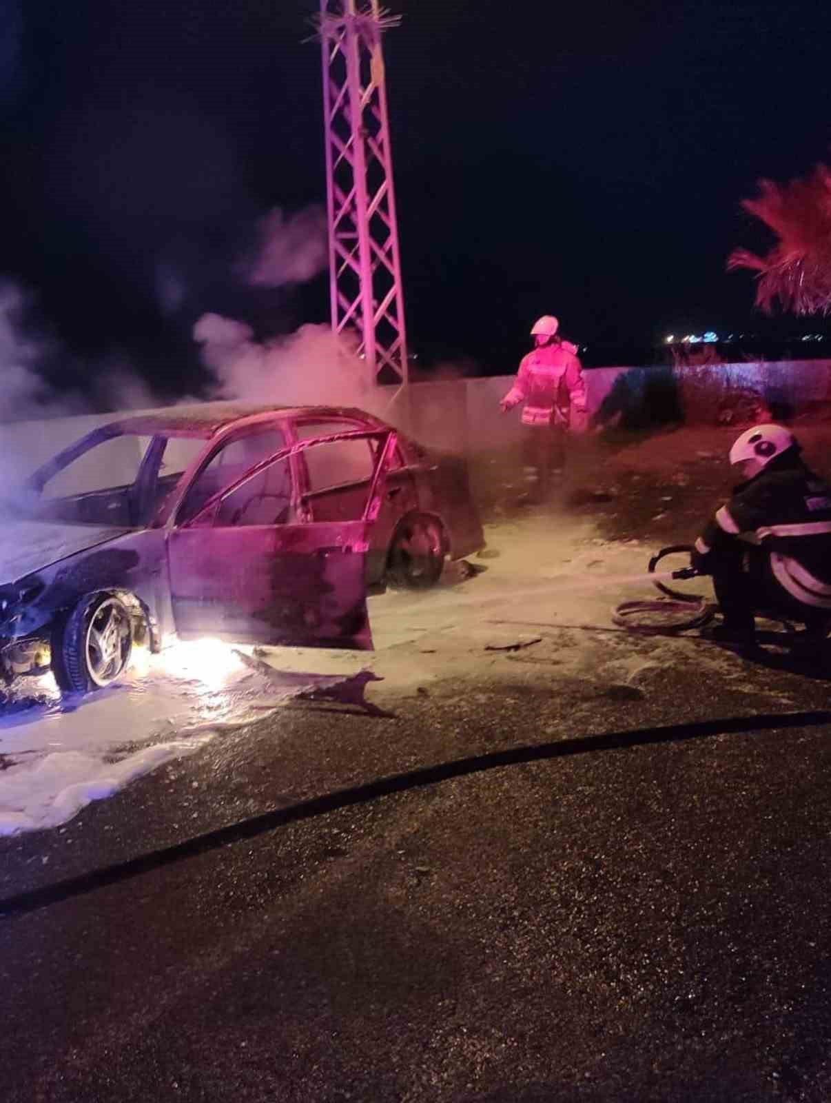 dortyolda-otomobil-alevlere-teslim-oldu