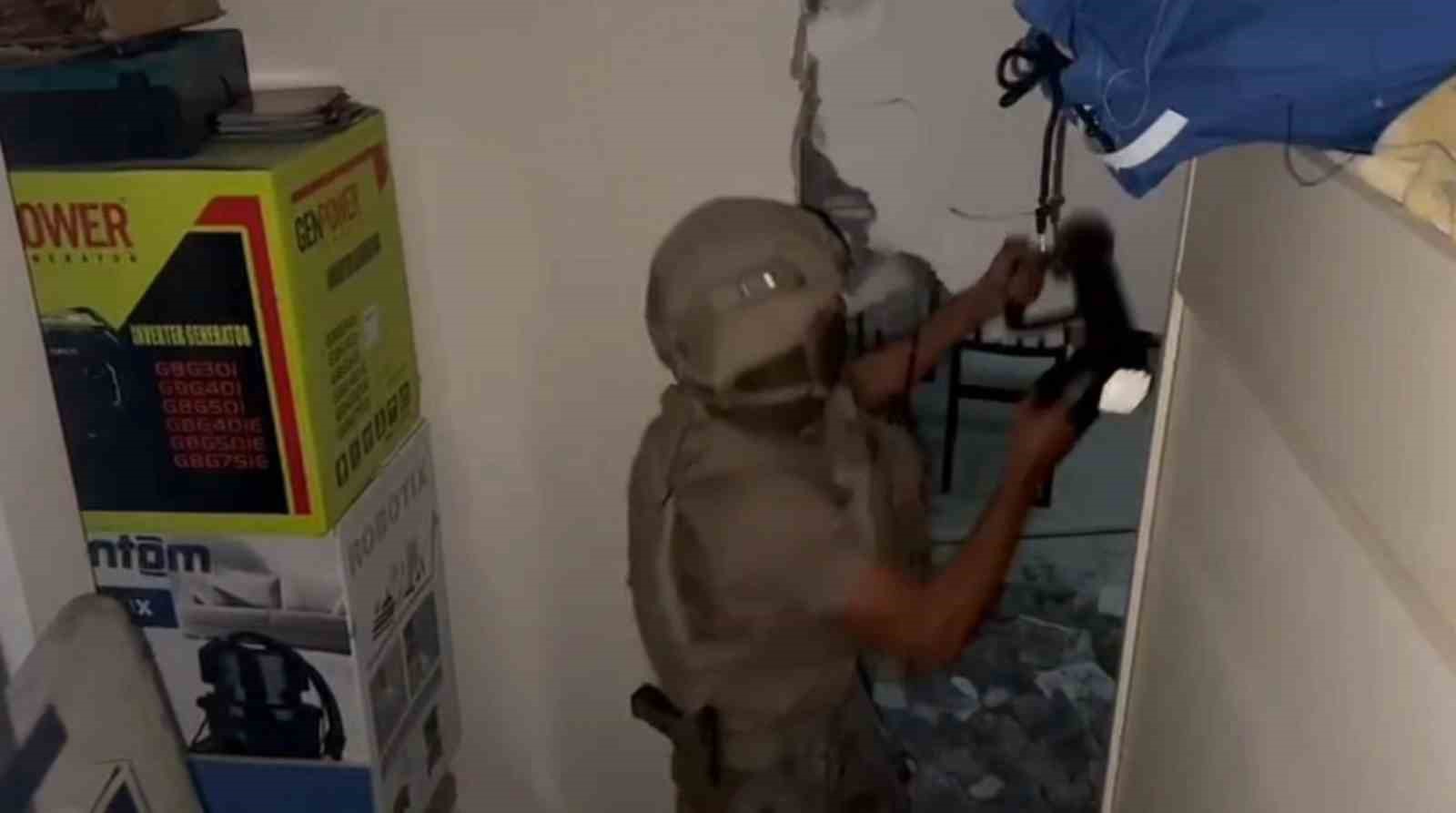 duvarla-orulen-gizli-bolmedeki-dolaptan-aranmasi-bulunan-2-sahis-cikti