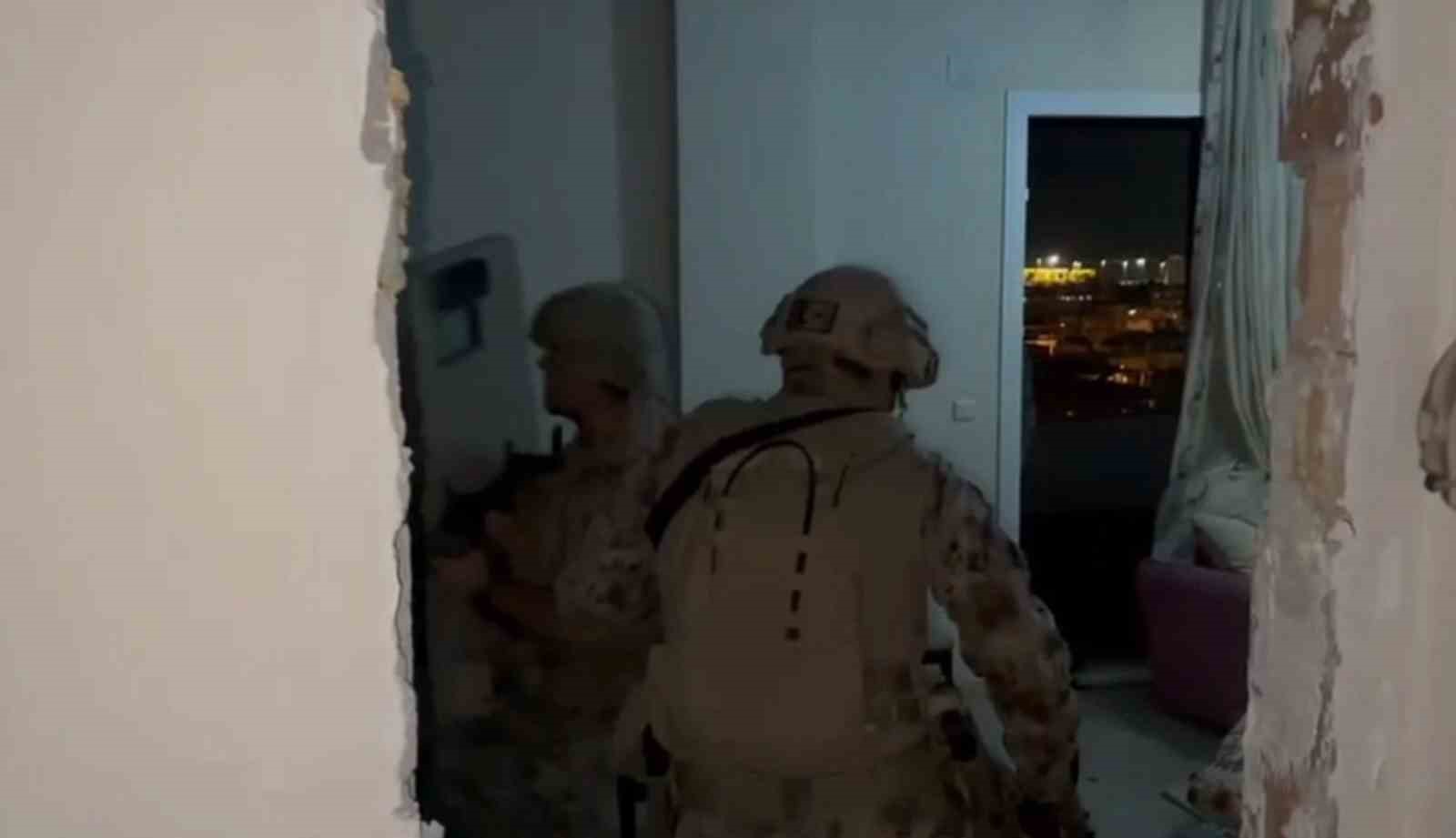 duvarla-orulen-gizli-bolmedeki-dolaptan-aranmasi-bulunan-2-sahis-cikti