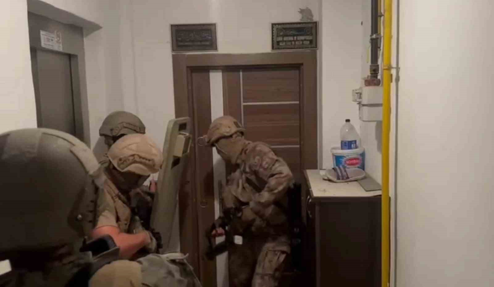 duvarla-orulen-gizli-bolmedeki-dolaptan-aranmasi-bulunan-2-sahis-cikti