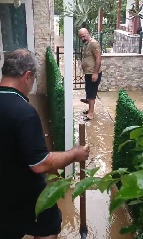 edremit-korfezi-ilcelerinde-saganak-yagis-sonrasi-su-baskinlari