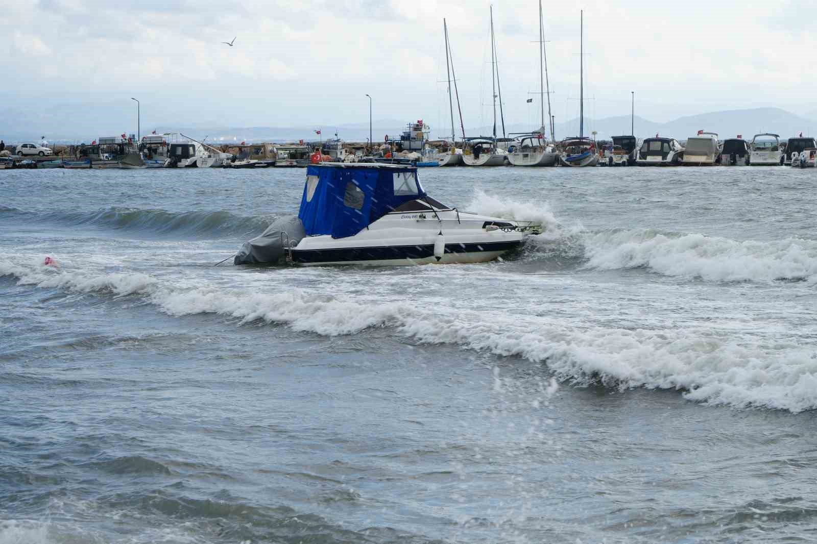 edremit-korfezinde-siddetli-lodos-balikci-teknelerini-batirdi