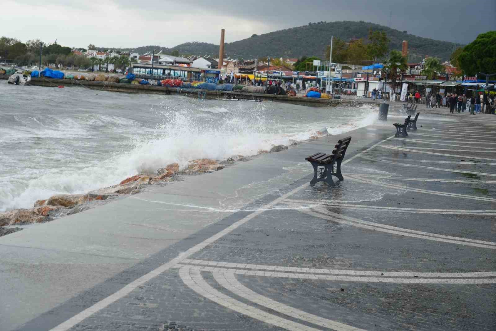 edremit-korfezinde-siddetli-lodos-balikci-teknelerini-batirdi