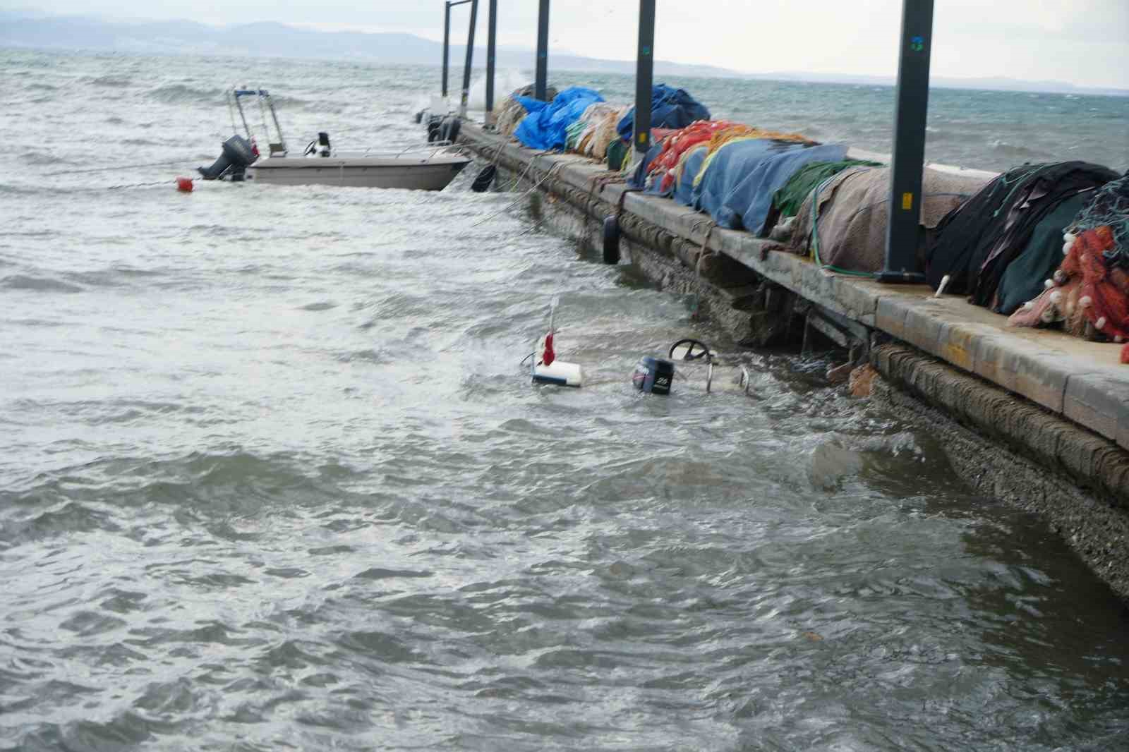 edremit-korfezinde-siddetli-lodos-balikci-teknelerini-batirdi