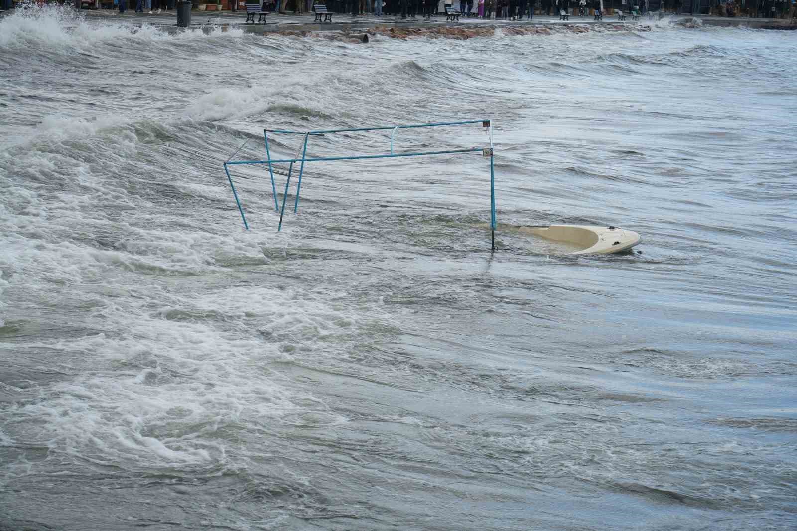 edremit-korfezinde-siddetli-lodos-balikci-teknelerini-batirdi