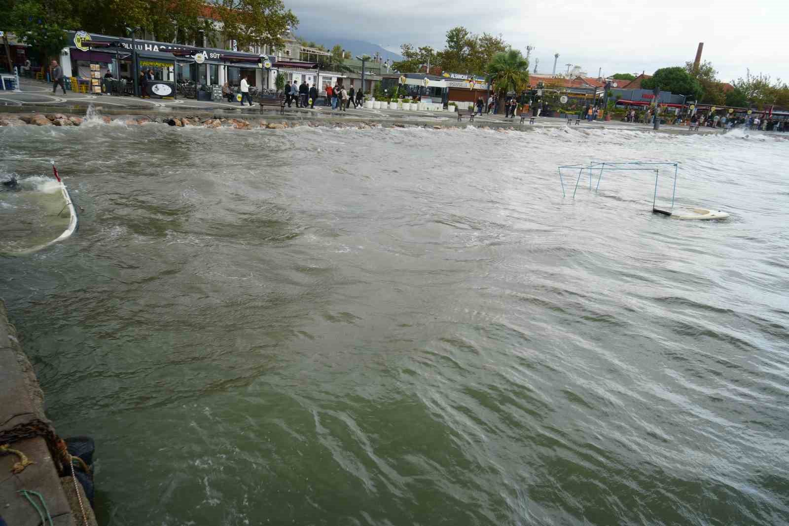edremit-korfezinde-siddetli-lodos-balikci-teknelerini-batirdi