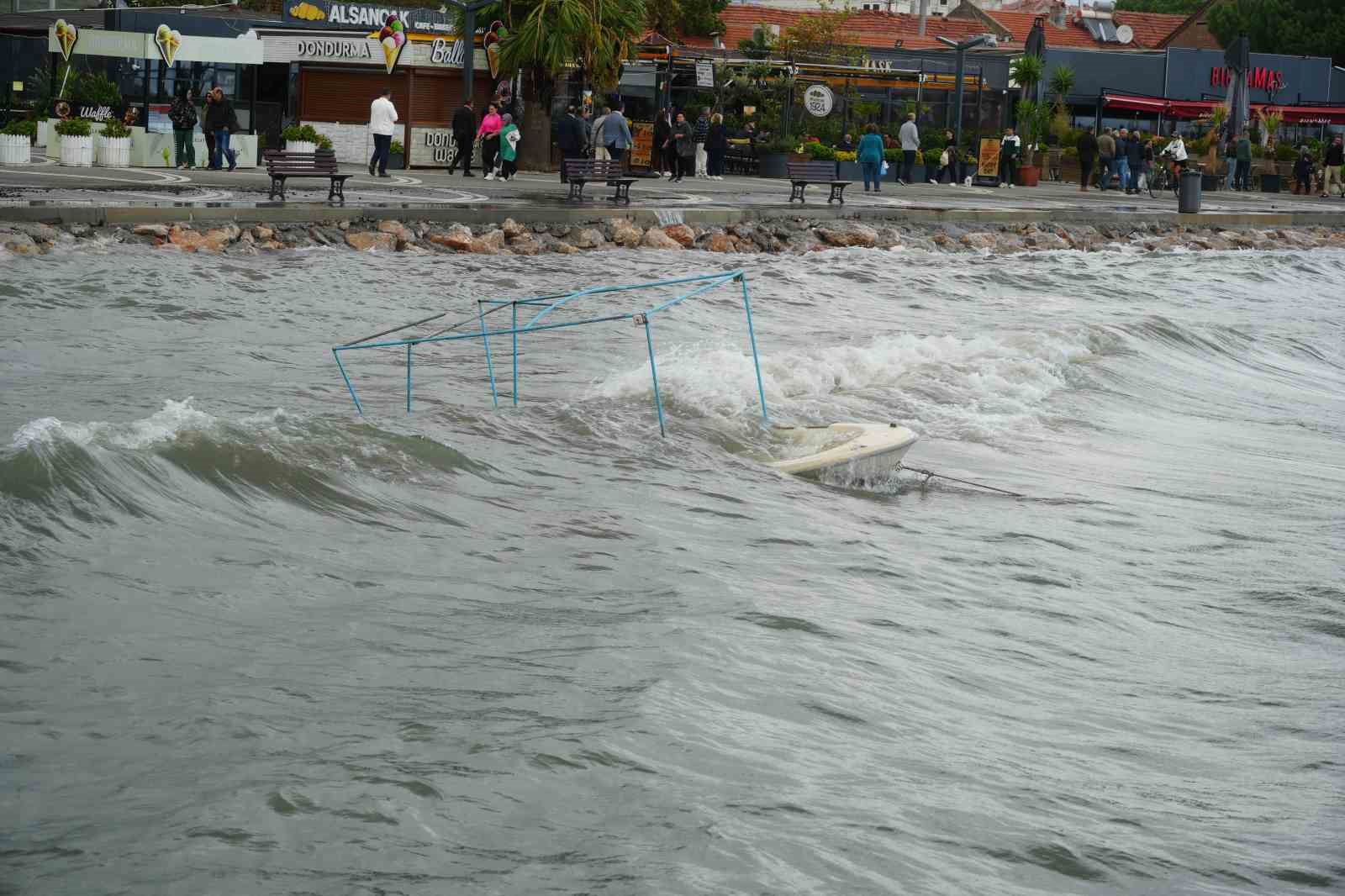 edremit-korfezinde-siddetli-lodos-balikci-teknelerini-batirdi