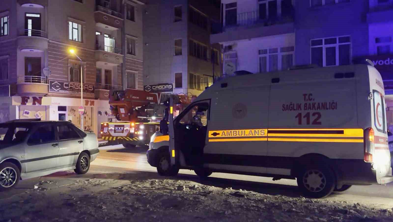 eski-esini-darbeden-sahis-cocuklarini-bicakla-rehin-aldi