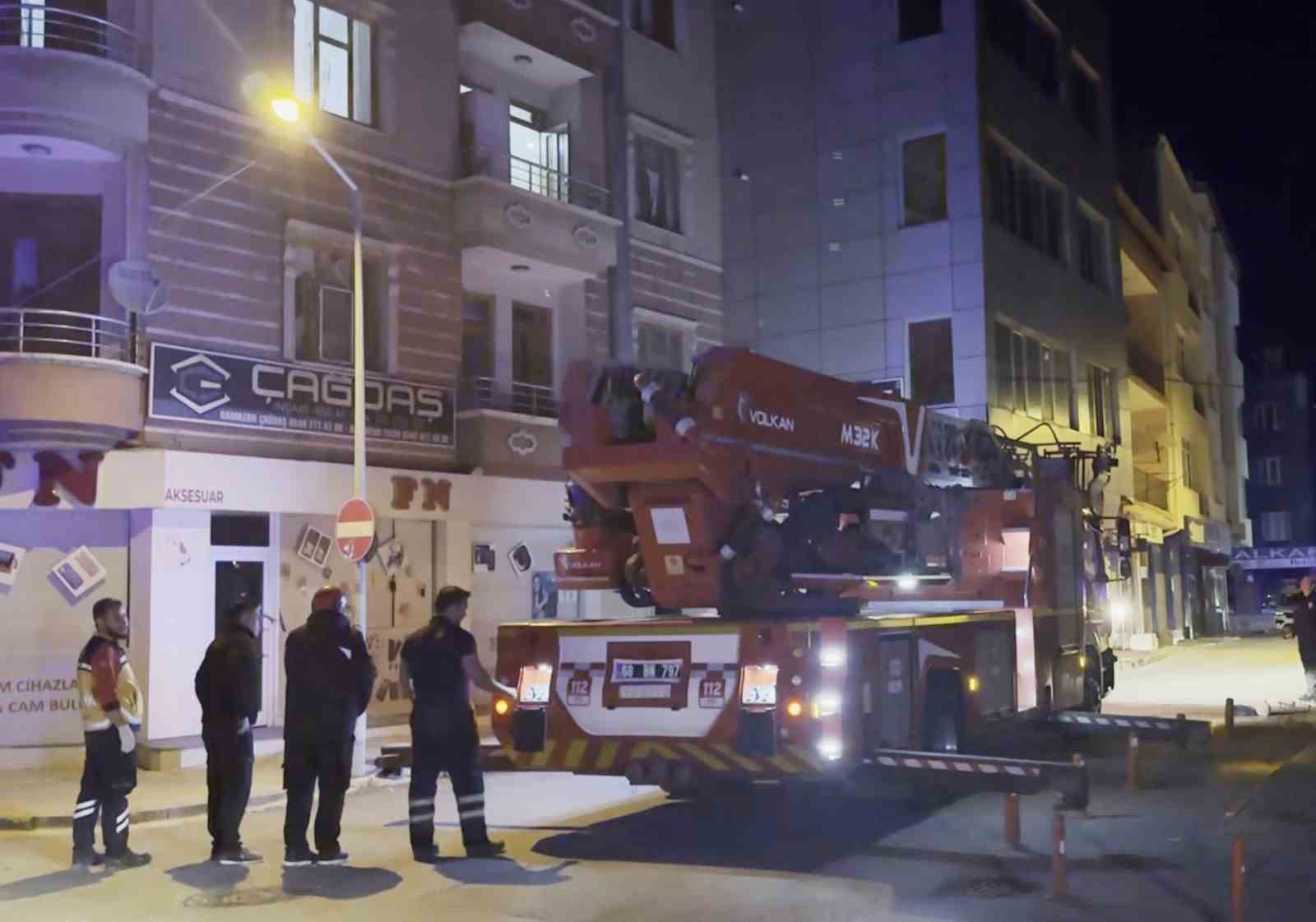 eski-esini-darbeden-sahis-cocuklarini-bicakla-rehin-aldi