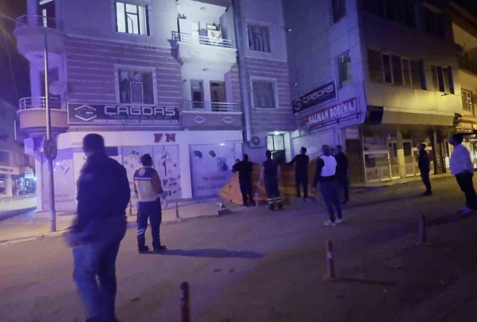 eski-esini-darbeden-sahis-cocuklarini-bicakla-rehin-aldi