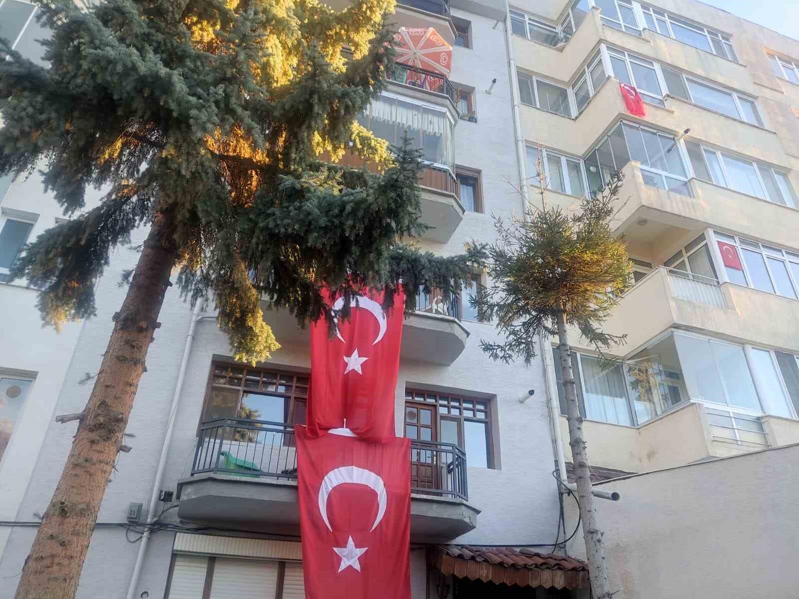 eskisehirde-evler-ve-dukkanlar-turk-bayraklari-ile-dolup-tasti