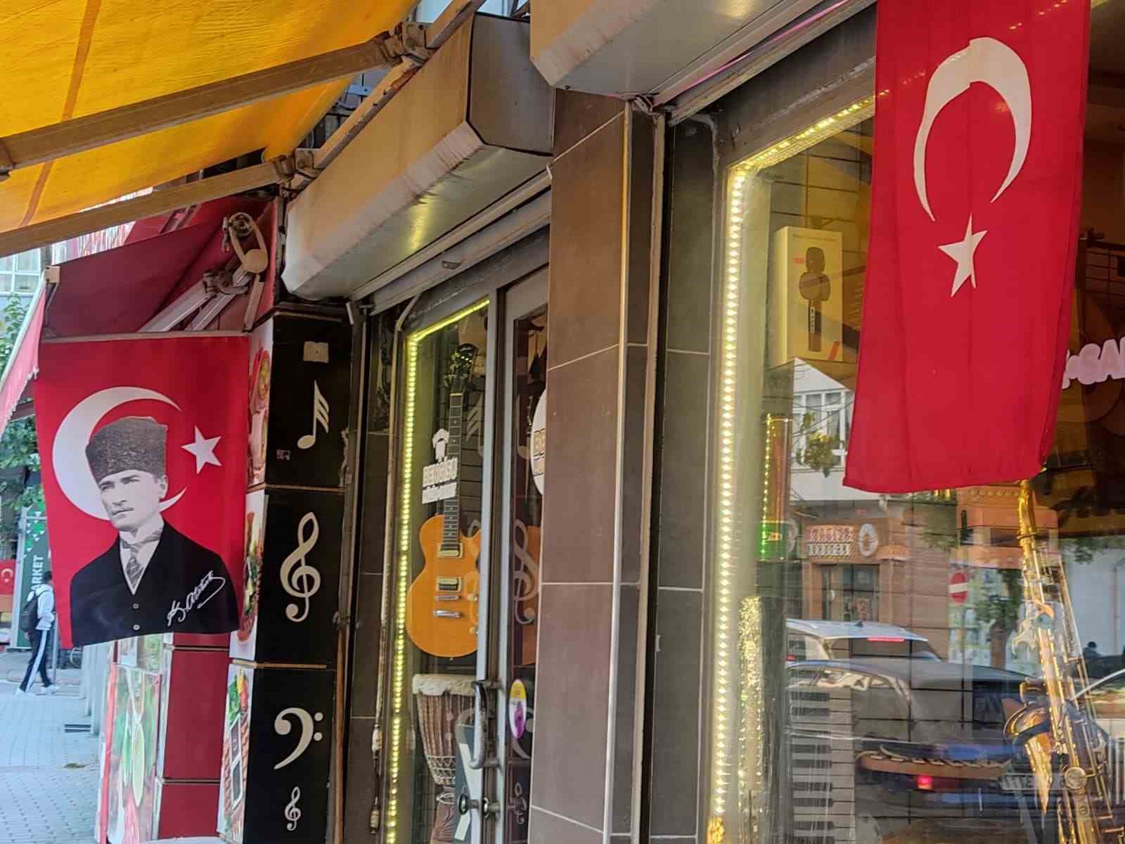 eskisehirde-evler-ve-dukkanlar-turk-bayraklari-ile-dolup-tasti