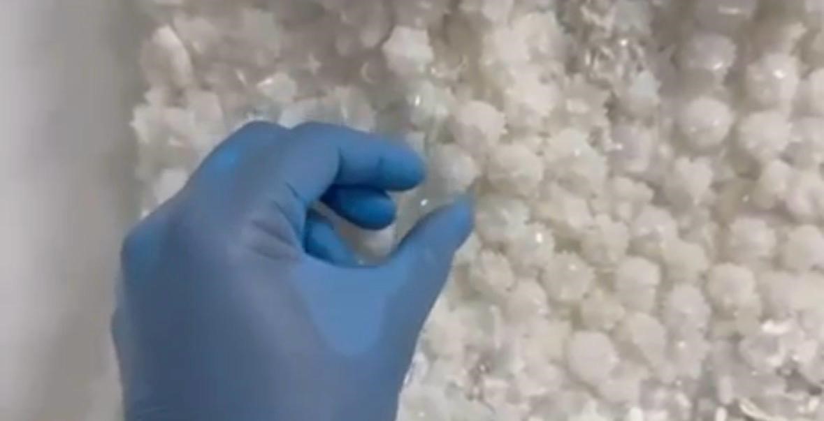 gelinligin-uzerine-boncuk-seklinde-islenmis-25-kilo-uyusturucu-ele-gecirildi