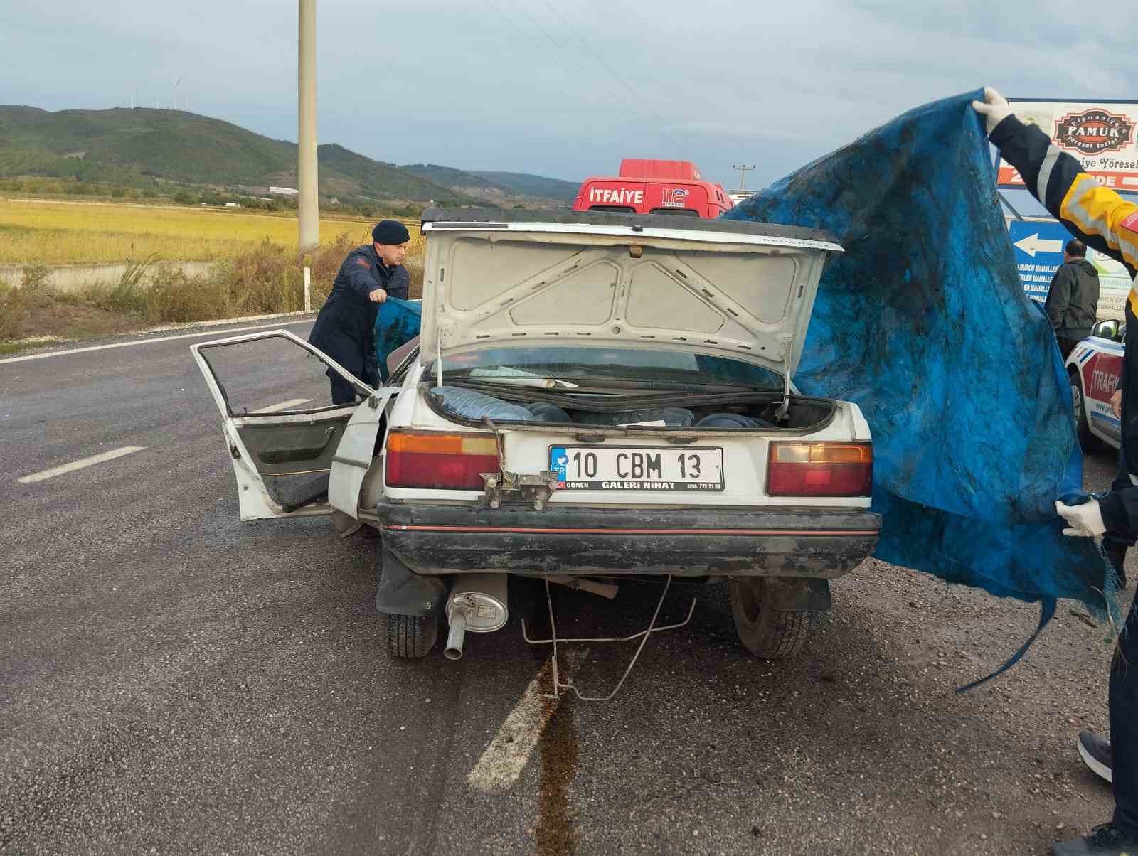 gonende-ogrenci-servisi-ile-otomobil-carpisti-2-olu-7-ogrenci-yarali